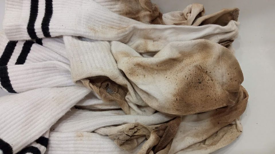 Как вернуть белоснежность испорченным носкам: простой и эффективный способ