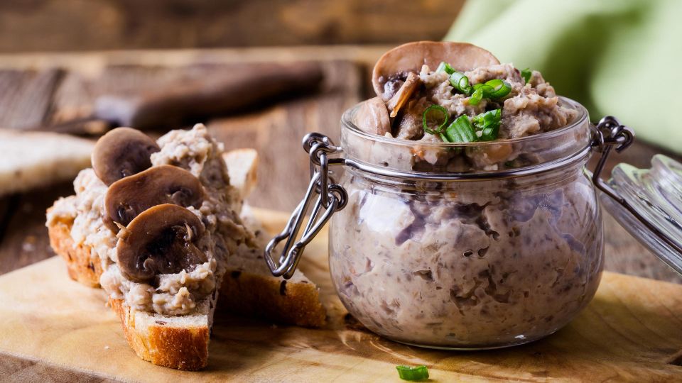 Сытная закуска или самостоятельное блюдо: готовим нежную и сливочную грибную икру