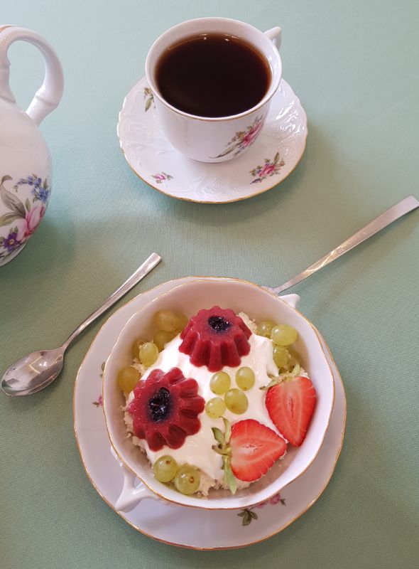 Летний десерт: нежные клубничные цветы с голубикой для поднятия настроения