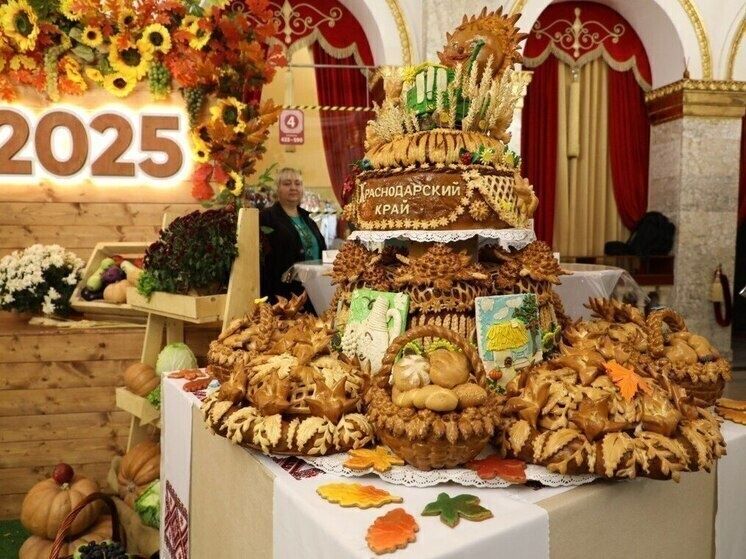 В Анапе отпраздновали День урожая с впечатляющим караваем весом более 100 килограммов