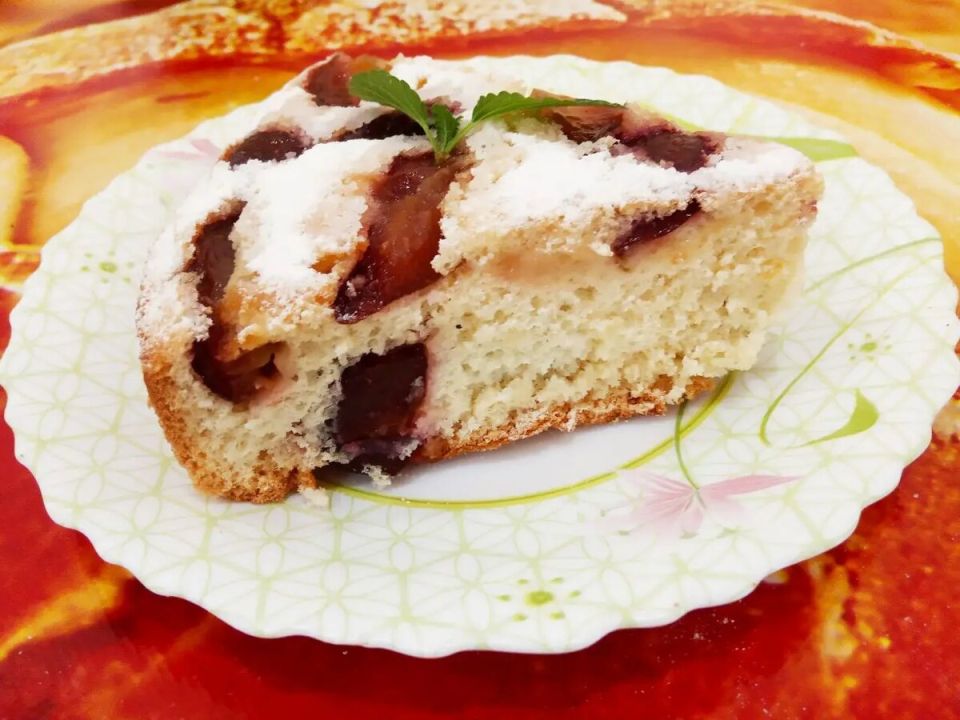 Воздушный бисквитный пирог со сливами: простота и изысканный вкус
