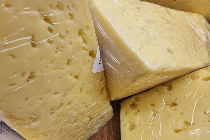 Сыр, яйца и некоторые другие продукты: что вызывает неприятный запах изо рта