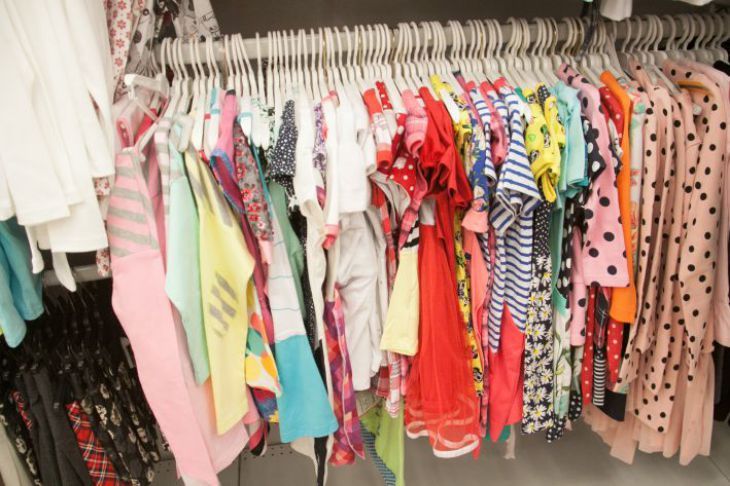 Запах секонд-хенда на одежде: 4 варианта, как от него избавиться