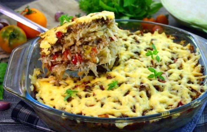 Кулинарное волшебство: простая запеканка из капусты с фаршем, рисом и сыром