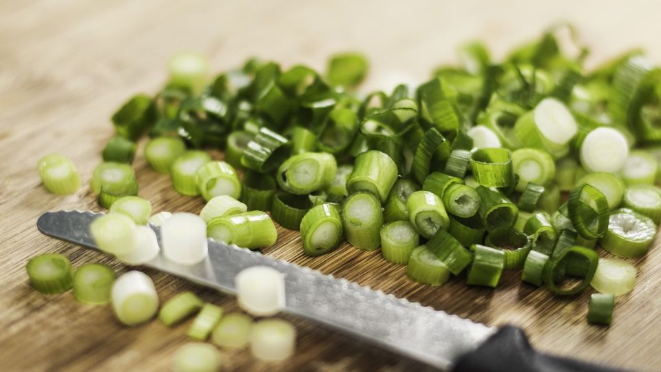 Не покроется льдом в морозилке: в таком виде зеленый лук надолго сохранит вкус