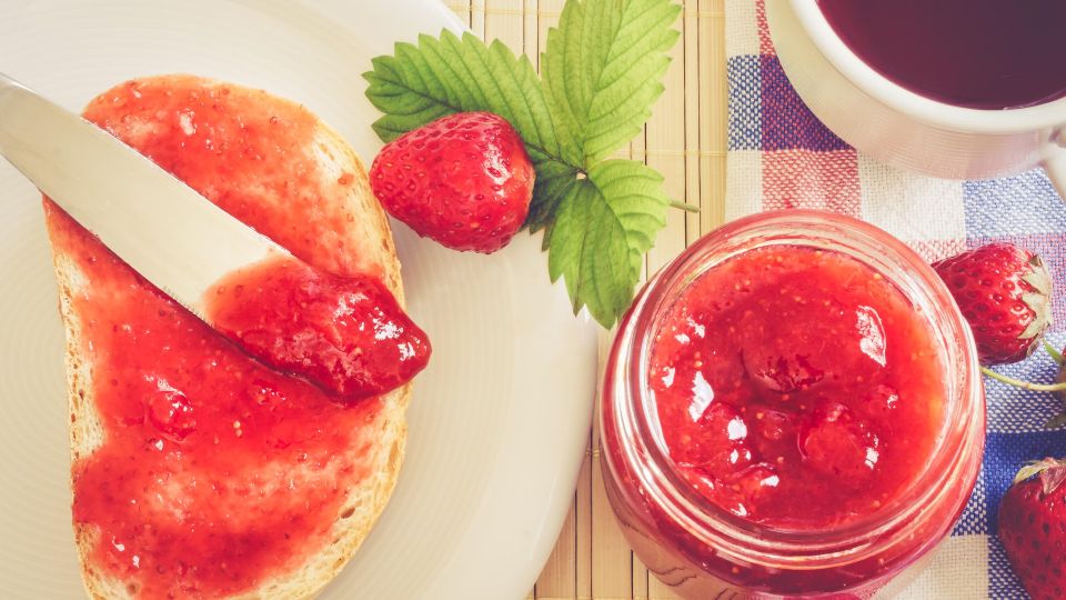 Это ленивое клубничное варенье даже варить не нужно: сахара потратите минимум