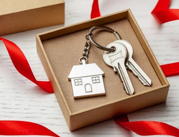 Дарение квартиры: налоги и льготы, которые важно знать