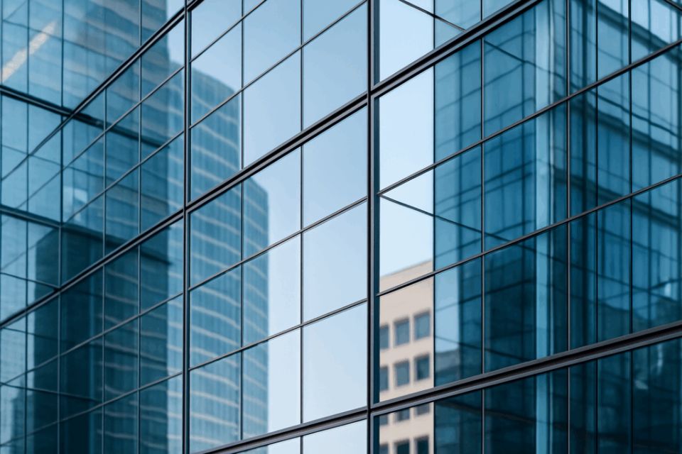Как сохранить блеск стеклянного фасада: секреты чистоты и защиты