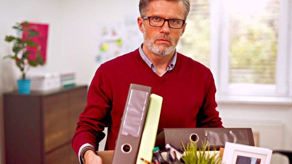 Как предпенсионерам получить пособие по безработице: секреты и особенности