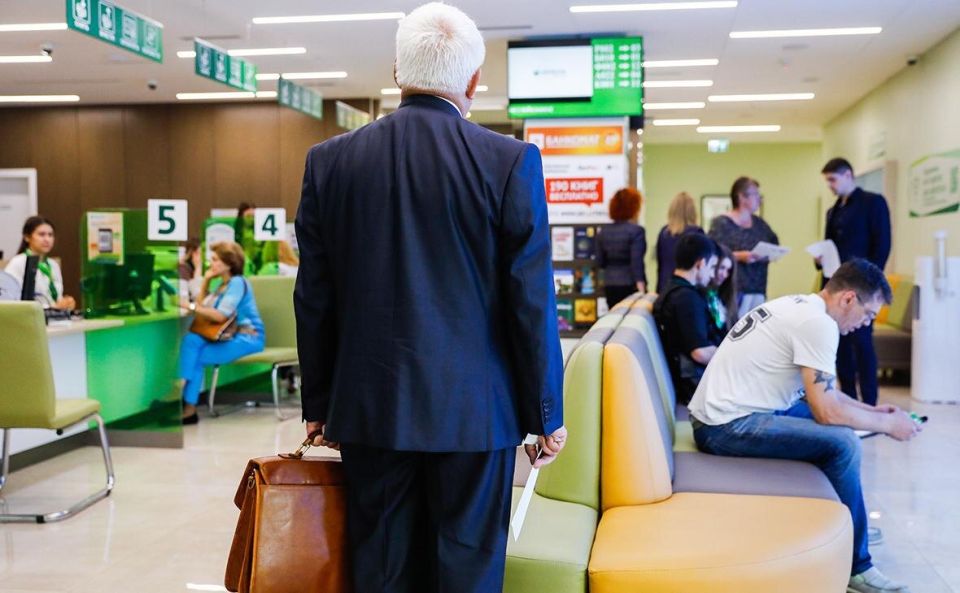 Почему банки требуют подтверждение происхождения денег при вкладах?