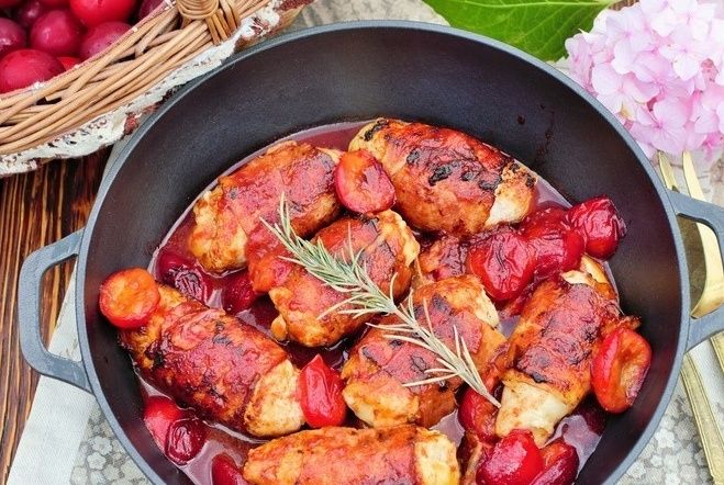 Куриные рулетики в беконе с сливовым соусом