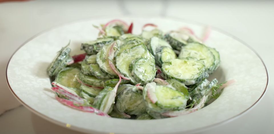 Огуречная свежесть: простой и вкусный салат на каждый день
