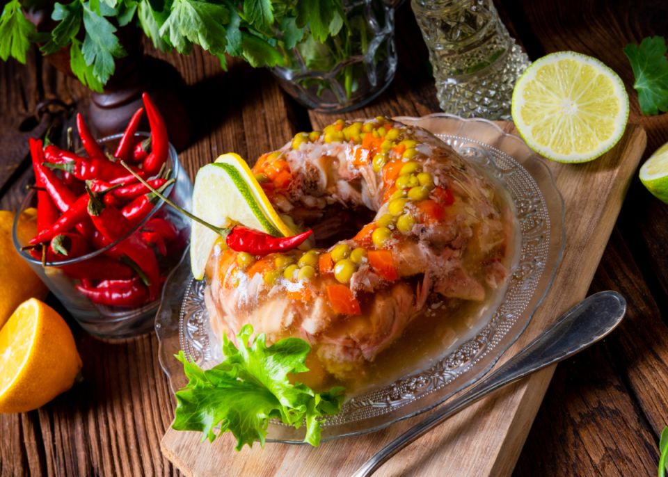 Как приготовить идеальный холодец из свиных ножек: секреты настоящего новогоднего угощения