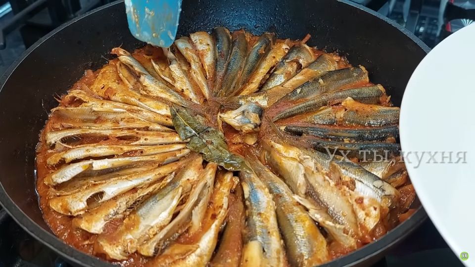 Мелкая рыбка в томатном соусе: простой способ удивить на праздничном столе