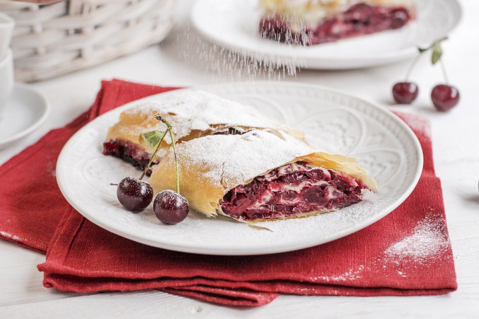 Как ухватить вкус лета: вишневый штрудель из фило без лишних хлопот