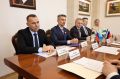 Губернатор Вадим Шумков, Посол Республики Казахстан в Российской Федерации Даурен Абаев и Аким Северо-Казахстанской области Республики Казахстан Гауез Нурмухамбетов в ходе рабочей встречи, которая состоялась 23 мая, обсудили...