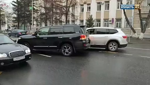 На улице Гоголя возле кинотеатра «Россия» столкнулись кроссоверы Volkswagen и Toyota