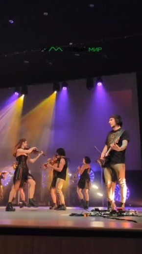 На сцене Курганской филармонии состоялось яркое музыкальное событие — Concord Orchestra представил программу симфонических рок-хитов