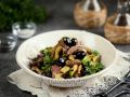 Теплый салат с говядиной и овощами: идеальный ужин для всей семьи