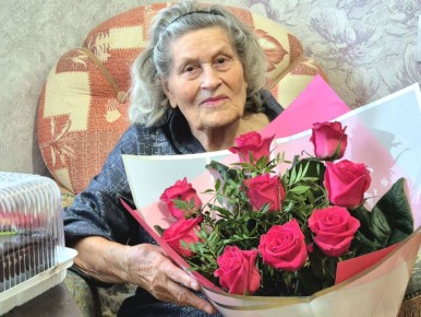 В Кургане 95-летний юбилей отметила ветеран труда Евгения Шорохова, отдавшая более 30 лет предприятию «Синтез»