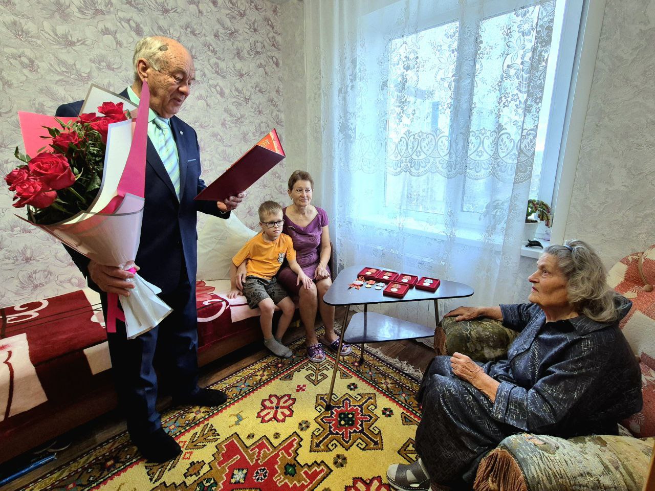 В Кургане 95-летний юбилей отметила ветеран труда Евгения Шорохова, отдавшая более 30 лет предприятию «Синтез» В Кургане 95-летний юбилей отметила ветеран труда Евгения Шорохова, отдавшая более 30 лет предприятию «Синтез»