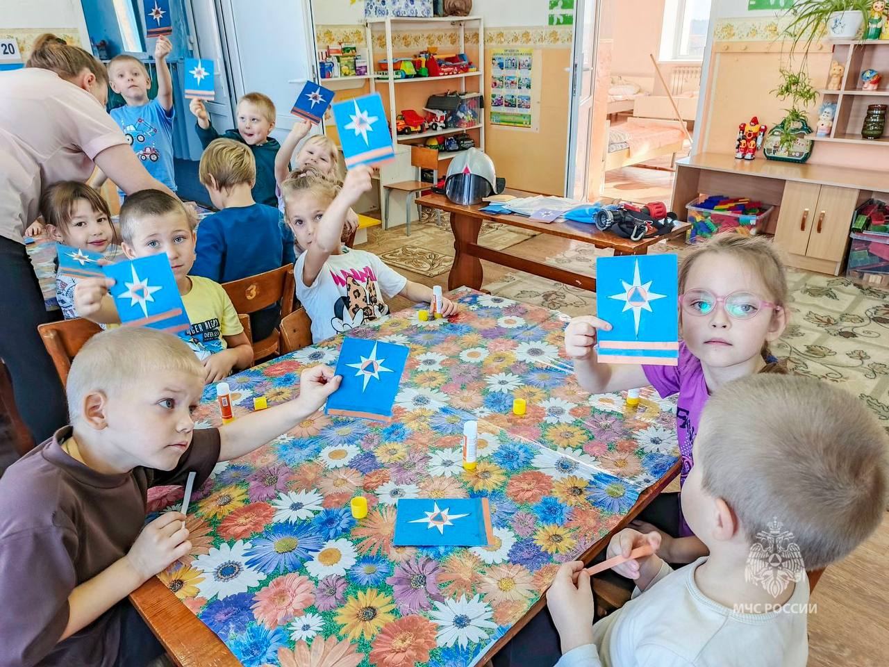 Сотрудники областного чрезвычайного ведомства продолжают серию мероприятий, посвященных 35-летию МЧС России Сотрудники областного чрезвычайного ведомства продолжают серию мероприятий, посвященных 35-летию МЧС России