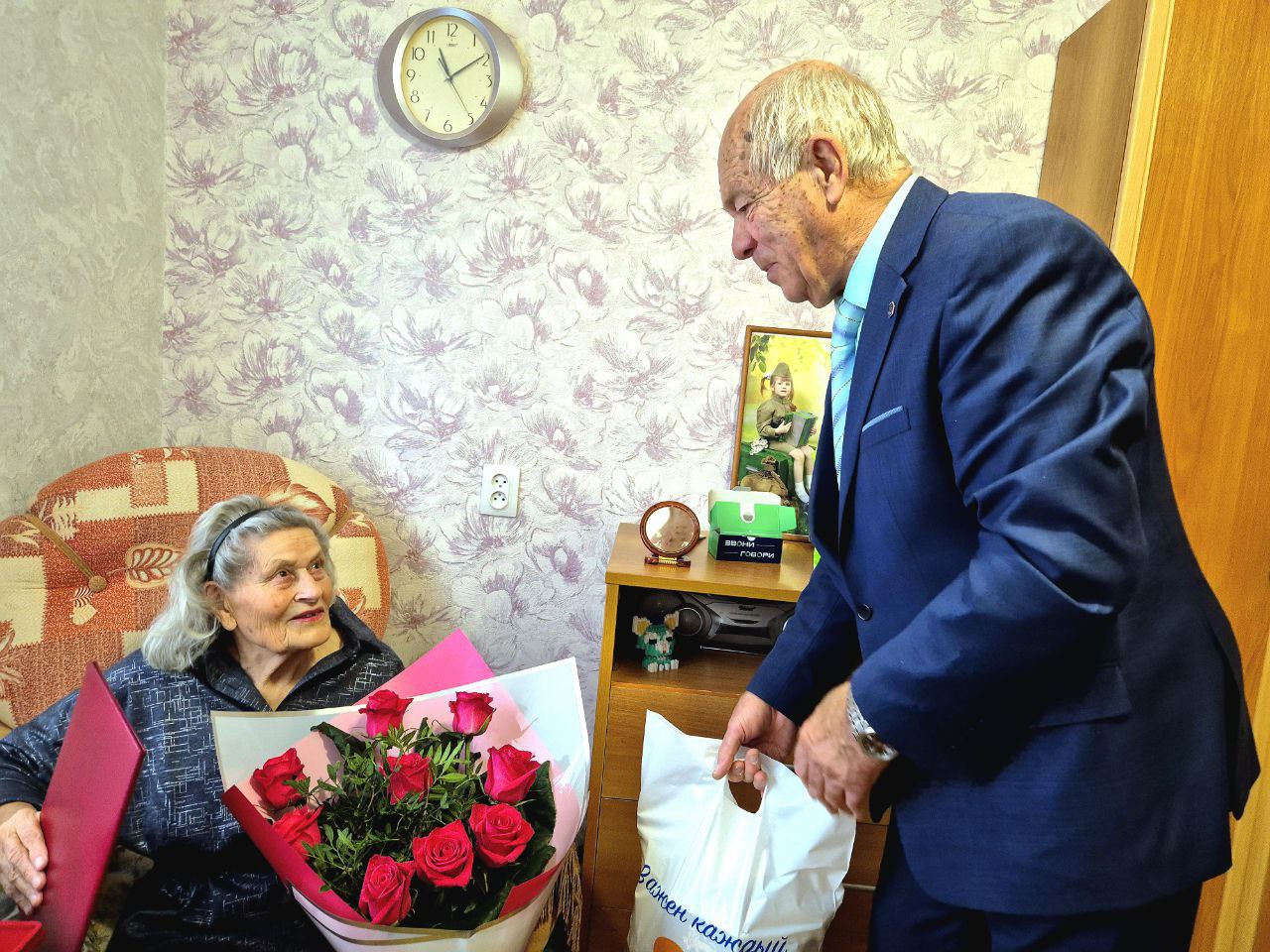 В Кургане 95-летний юбилей отметила ветеран труда Евгения Шорохова, отдавшая более 30 лет предприятию «Синтез» В Кургане 95-летний юбилей отметила ветеран труда Евгения Шорохова, отдавшая более 30 лет предприятию «Синтез»