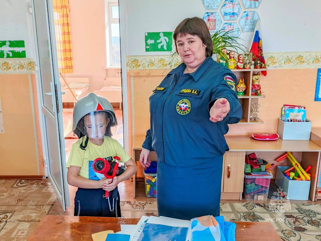 Сотрудники областного чрезвычайного ведомства продолжают серию мероприятий, посвященных 35-летию МЧС России Сотрудники областного чрезвычайного ведомства продолжают серию мероприятий, посвященных 35-летию МЧС России