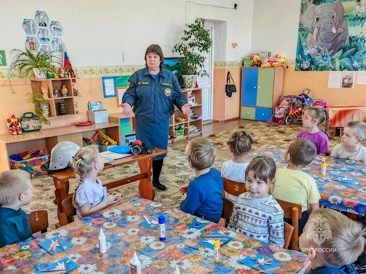 Сотрудники областного чрезвычайного ведомства продолжают серию мероприятий, посвященных 35-летию МЧС России Сотрудники областного чрезвычайного ведомства продолжают серию мероприятий, посвященных 35-летию МЧС России