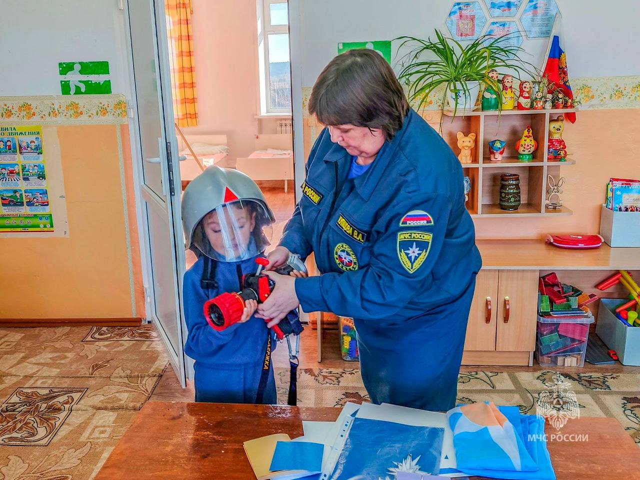 Сотрудники областного чрезвычайного ведомства продолжают серию мероприятий, посвященных 35-летию МЧС России Сотрудники областного чрезвычайного ведомства продолжают серию мероприятий, посвященных 35-летию МЧС России