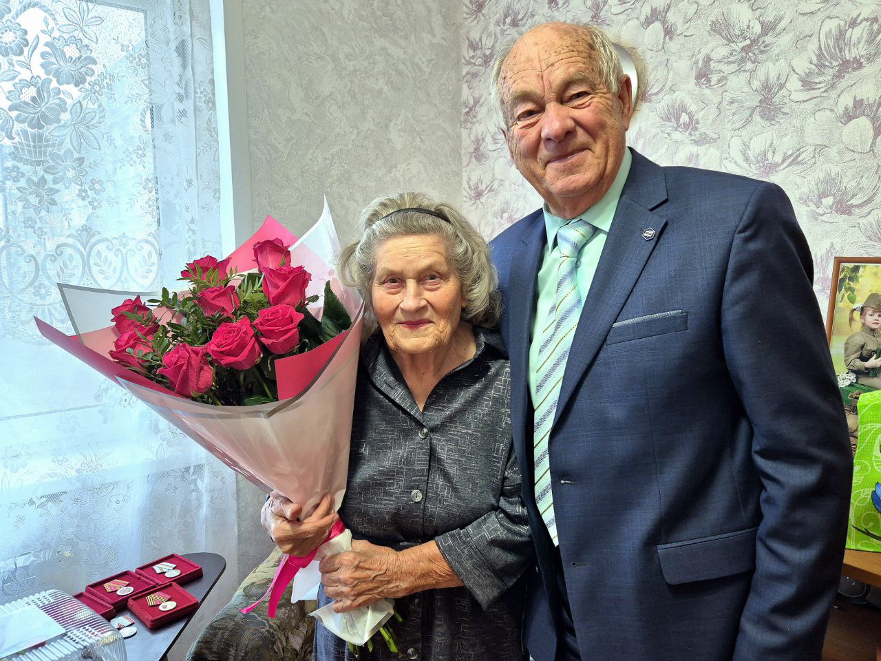 В Кургане 95-летний юбилей отметила ветеран труда Евгения Шорохова, отдавшая более 30 лет предприятию «Синтез» В Кургане 95-летний юбилей отметила ветеран труда Евгения Шорохова, отдавшая более 30 лет предприятию «Синтез»
