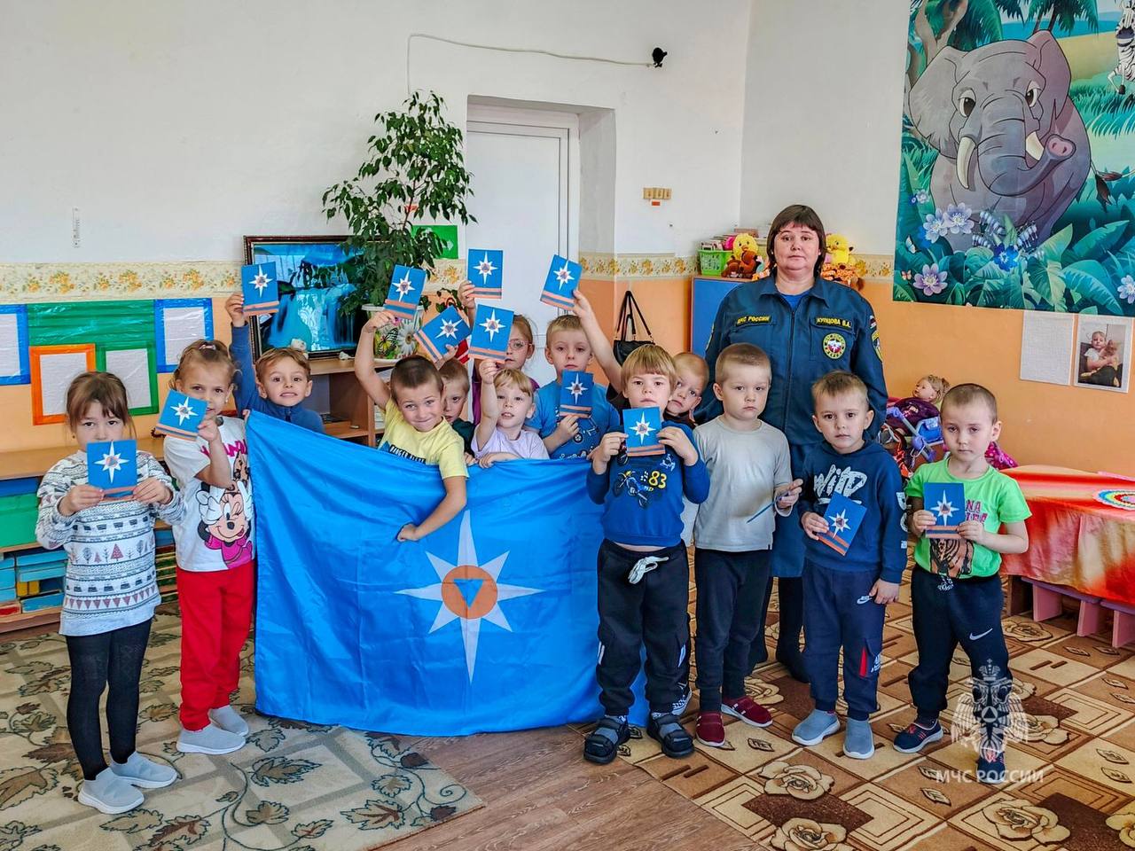Сотрудники областного чрезвычайного ведомства продолжают серию мероприятий, посвященных 35-летию МЧС России