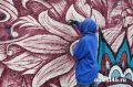 В Кургане на бетонной стене раскинулись цветы-гиганты