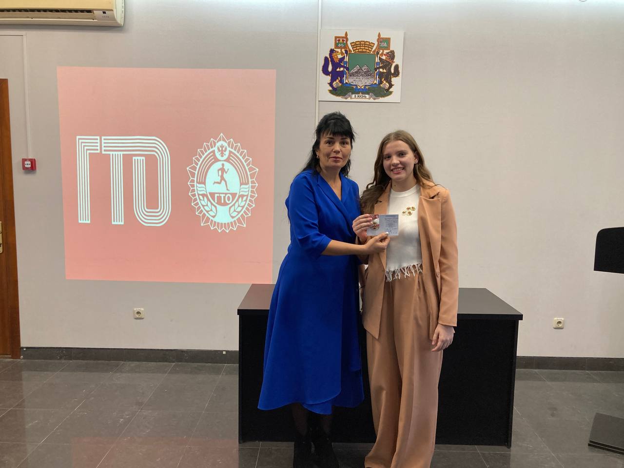 В департаменте социальной политики администрации города Кургана состоялось торжественное вручение золотых знаков отличия Всероссийского физкультурно-оздоровительного комплекса «Готов к труду и обороне» В департаменте социальной политики администрации города Кургана состоялось торжественное вручение золотых знаков отличия Всероссийского физкультурно-оздоровительного комплекса «Готов к труду и обороне»