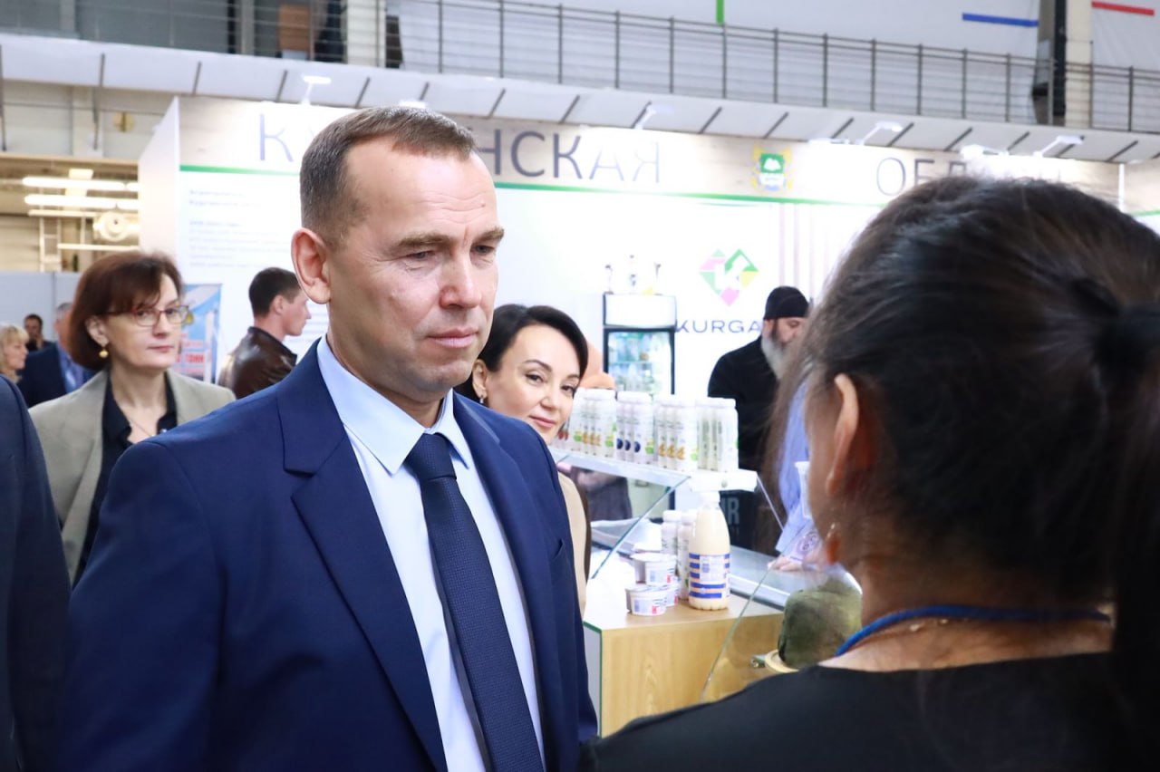 Полномочный представитель Президента России в УрФО Артём Жога продегустировал продукцию курганских производителей на XIII Межрегиональной агропромышленной выставке Уральского федерального округа, которая начала свою работу... Полномочный представитель Президента России в УрФО Артём Жога продегустировал продукцию курганских производителей на XIII Межрегиональной агропромышленной выставке Уральского федерального округа, которая начала свою работу...