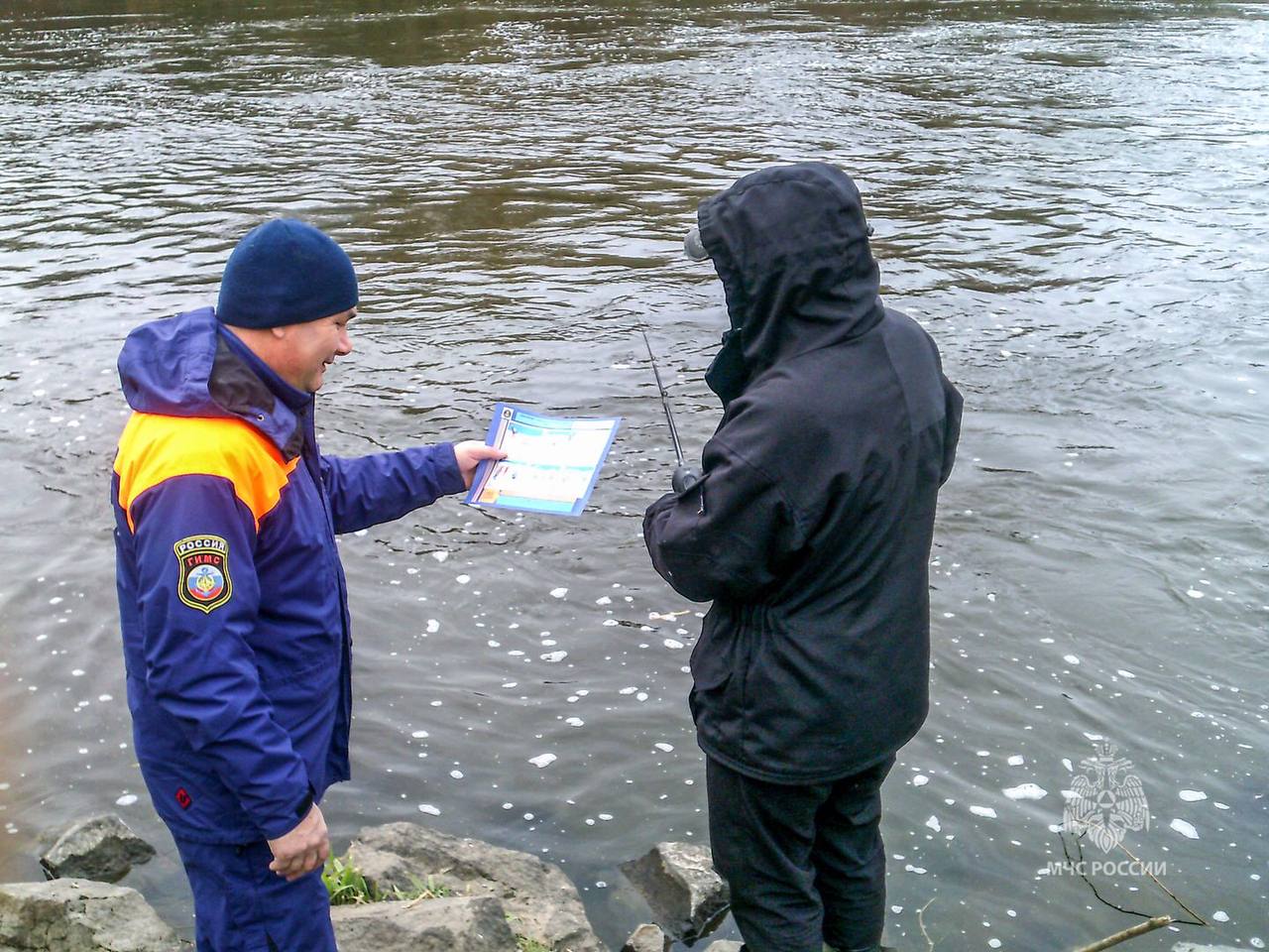 Осенняя рыбалка без риска - сотрудники ГИМС МЧС России напоминают основные правила безопасности
