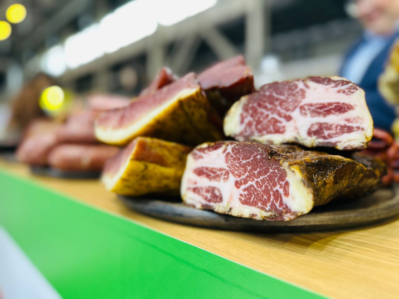 Полномочный представитель Президента России в УрФО Артём Жога продегустировал продукцию курганских производителей на XIII Межрегиональной агропромышленной выставке Уральского федерального округа, которая начала свою работу... Полномочный представитель Президента России в УрФО Артём Жога продегустировал продукцию курганских производителей на XIII Межрегиональной агропромышленной выставке Уральского федерального округа, которая начала свою работу...