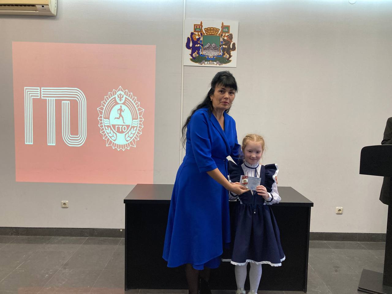 В департаменте социальной политики администрации города Кургана состоялось торжественное вручение золотых знаков отличия Всероссийского физкультурно-оздоровительного комплекса «Готов к труду и обороне» В департаменте социальной политики администрации города Кургана состоялось торжественное вручение золотых знаков отличия Всероссийского физкультурно-оздоровительного комплекса «Готов к труду и обороне»