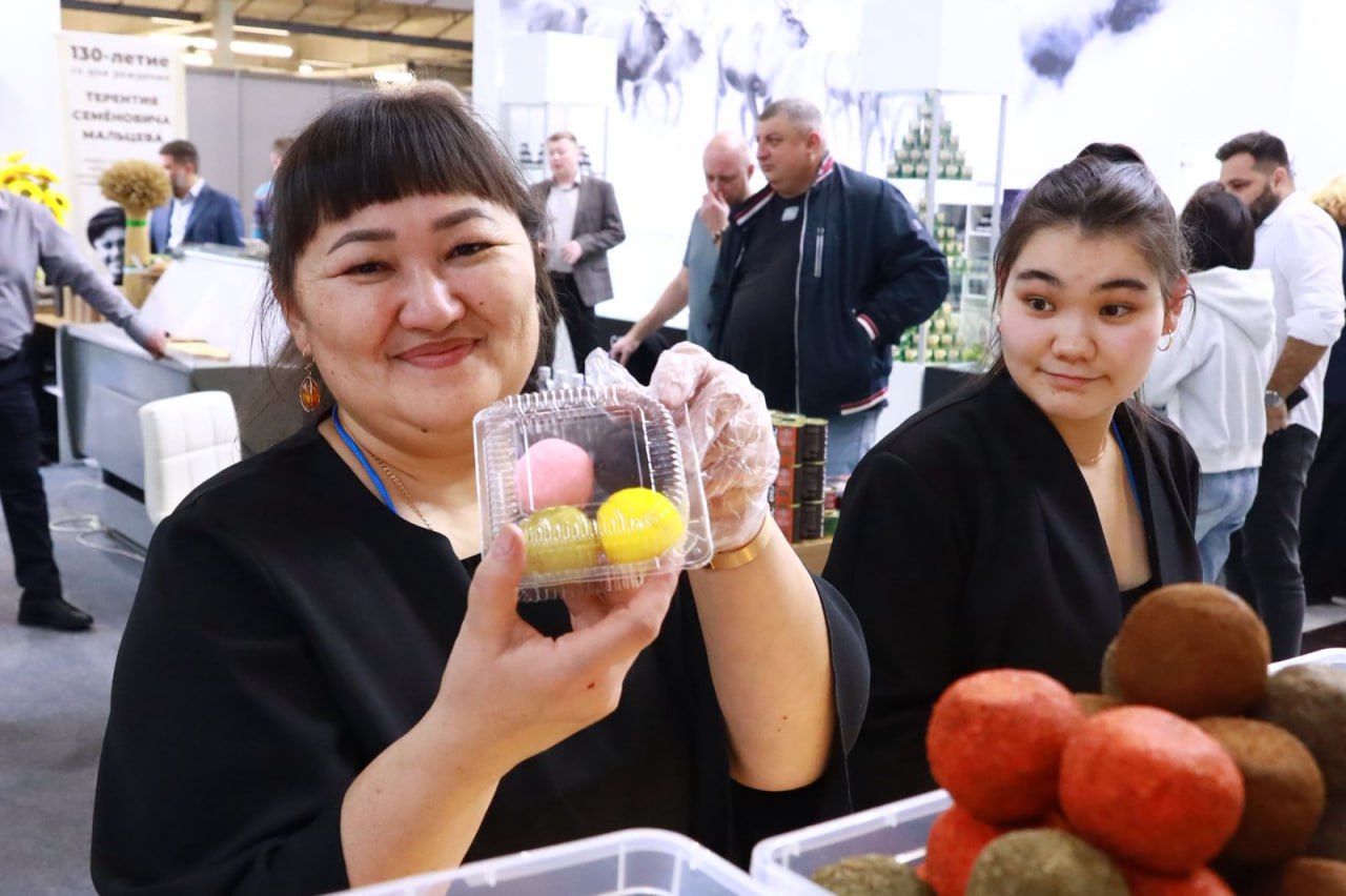 Полномочный представитель Президента России в УрФО Артём Жога продегустировал продукцию курганских производителей на XIII Межрегиональной агропромышленной выставке Уральского федерального округа, которая начала свою работу... Полномочный представитель Президента России в УрФО Артём Жога продегустировал продукцию курганских производителей на XIII Межрегиональной агропромышленной выставке Уральского федерального округа, которая начала свою работу...