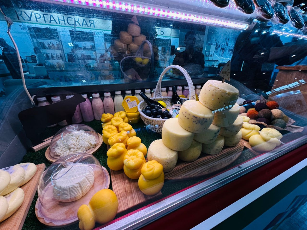 Полномочный представитель Президента России в УрФО Артём Жога продегустировал продукцию курганских производителей на XIII Межрегиональной агропромышленной выставке Уральского федерального округа, которая начала свою работу... Полномочный представитель Президента России в УрФО Артём Жога продегустировал продукцию курганских производителей на XIII Межрегиональной агропромышленной выставке Уральского федерального округа, которая начала свою работу...