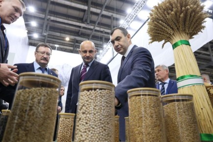 Полномочный представитель Президента России в УрФО Артём Жога продегустировал продукцию курганских производителей на XIII Межрегиональной агропромышленной выставке Уральского федерального округа, которая начала свою работу...