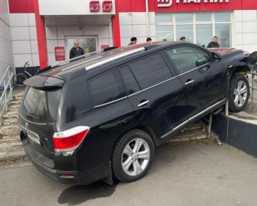 В Половинском округе «Тойота Хайлендер» сбила двух детей на тротуаре