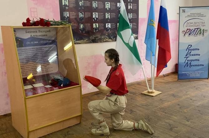 В Шадринске открыли памятным стенд педагогу, который погиб на СВО