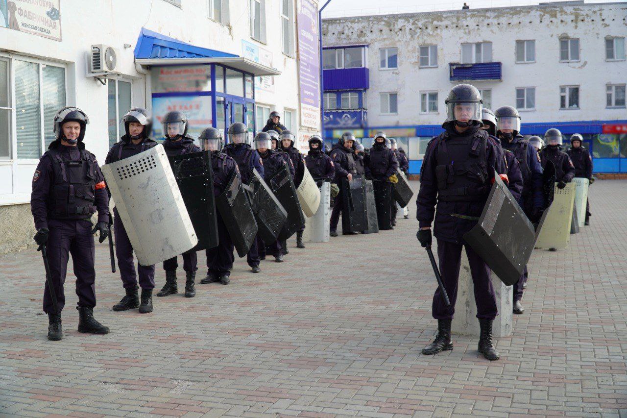 В Зауралье проведено командно-штабное учение с отработкой совместных действий личного состава УМВД, Управления Росгвардии и ГУ МЧС по пресечению массовых беспорядков В Зауралье проведено командно-штабное учение с отработкой совместных действий личного состава УМВД, Управления Росгвардии и ГУ МЧС по пресечению массовых беспорядков