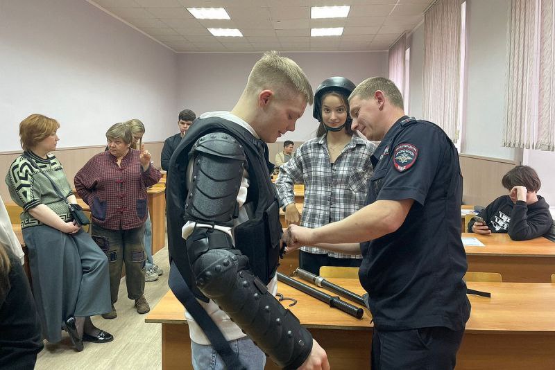 Сотрудники УМВД России по г. Кургану провели профориентационное мероприятие для студентов Курганского государственного университета Сотрудники УМВД России по г. Кургану провели профориентационное мероприятие для студентов Курганского государственного университета