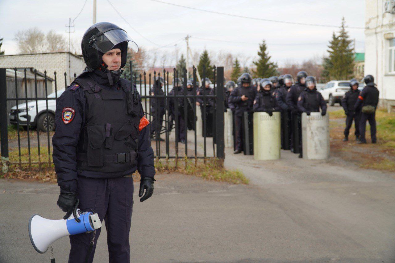 В Зауралье проведено командно-штабное учение с отработкой совместных действий личного состава УМВД, Управления Росгвардии и ГУ МЧС по пресечению массовых беспорядков В Зауралье проведено командно-штабное учение с отработкой совместных действий личного состава УМВД, Управления Росгвардии и ГУ МЧС по пресечению массовых беспорядков