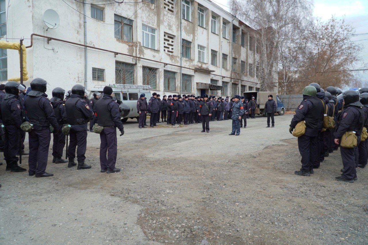 В Зауралье проведено командно-штабное учение с отработкой совместных действий личного состава УМВД, Управления Росгвардии и ГУ МЧС по пресечению массовых беспорядков В Зауралье проведено командно-штабное учение с отработкой совместных действий личного состава УМВД, Управления Росгвардии и ГУ МЧС по пресечению массовых беспорядков