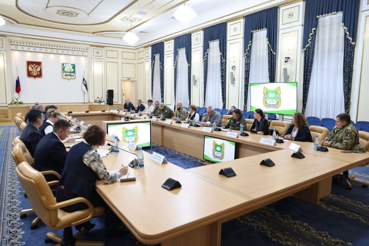 Губернатор Курганской области Вадим Шумков обсудил с представителями общественных организаций и активистами региона, среди которых участники программы «Сила V Героях», поддержку и реабилитацию бойцов спецоперации, подходы к... Губернатор Курганской области Вадим Шумков обсудил с представителями общественных организаций и активистами региона, среди которых участники программы «Сила V Героях», поддержку и реабилитацию бойцов спецоперации, подходы к...