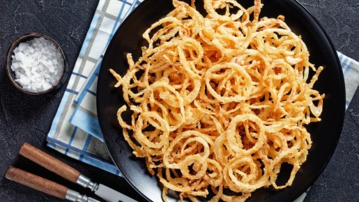 Лук будет золотистым и не пригорит: пожарьте его вместе с этим продуктом