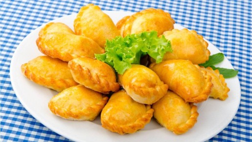 Пышные чебуреки пожарите на сковородке за 10 минут: внутри начинка из нежного сыра